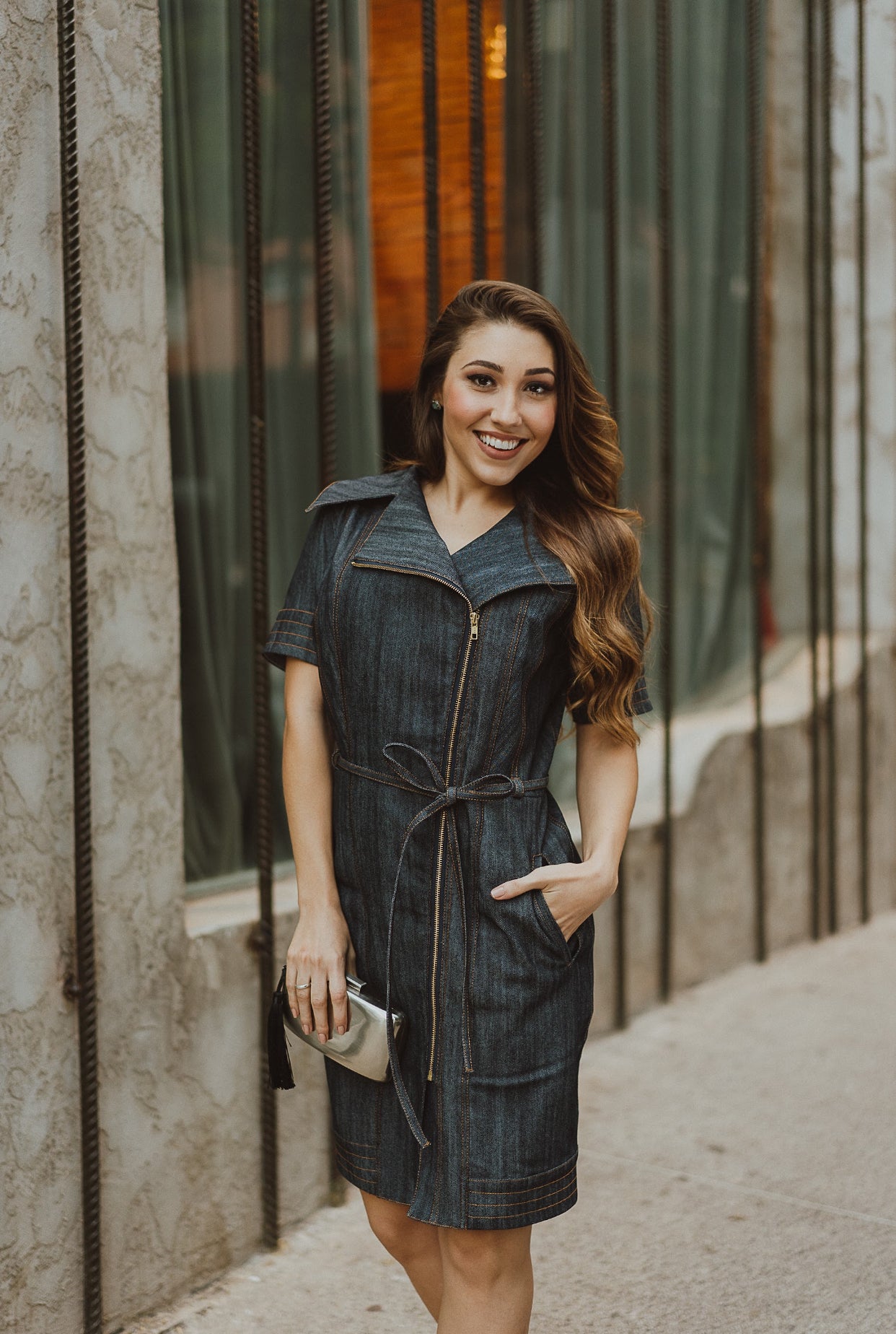 Vestido jeans midi com bolsos e elastano
