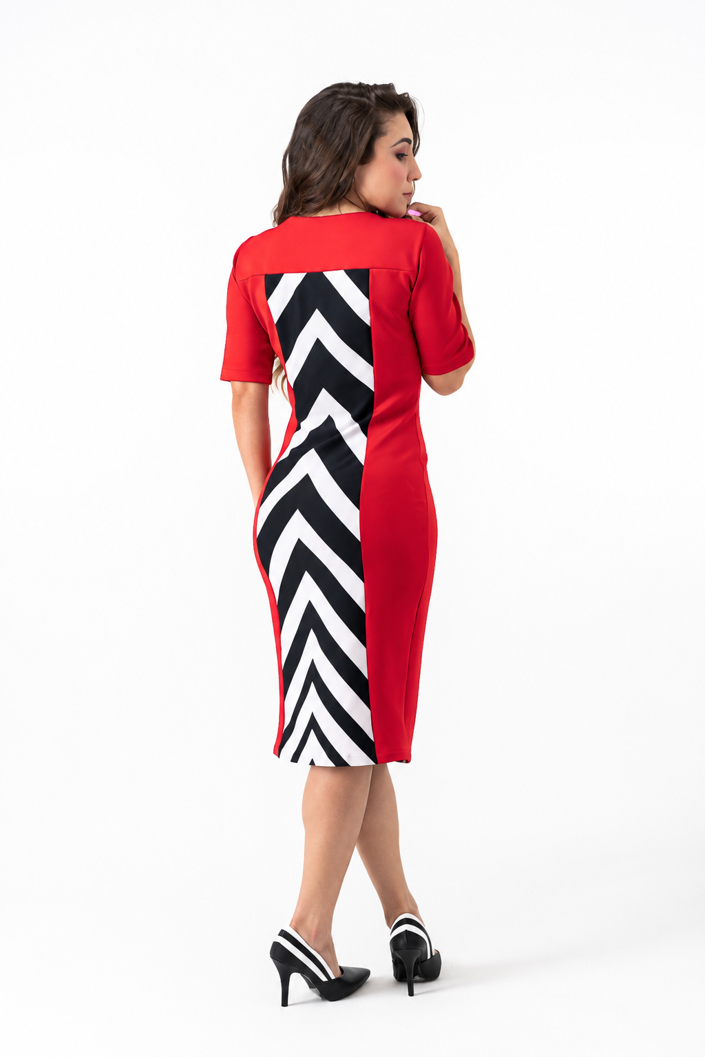 Vestido Vermelho Justo com Barrado Branco e Preto