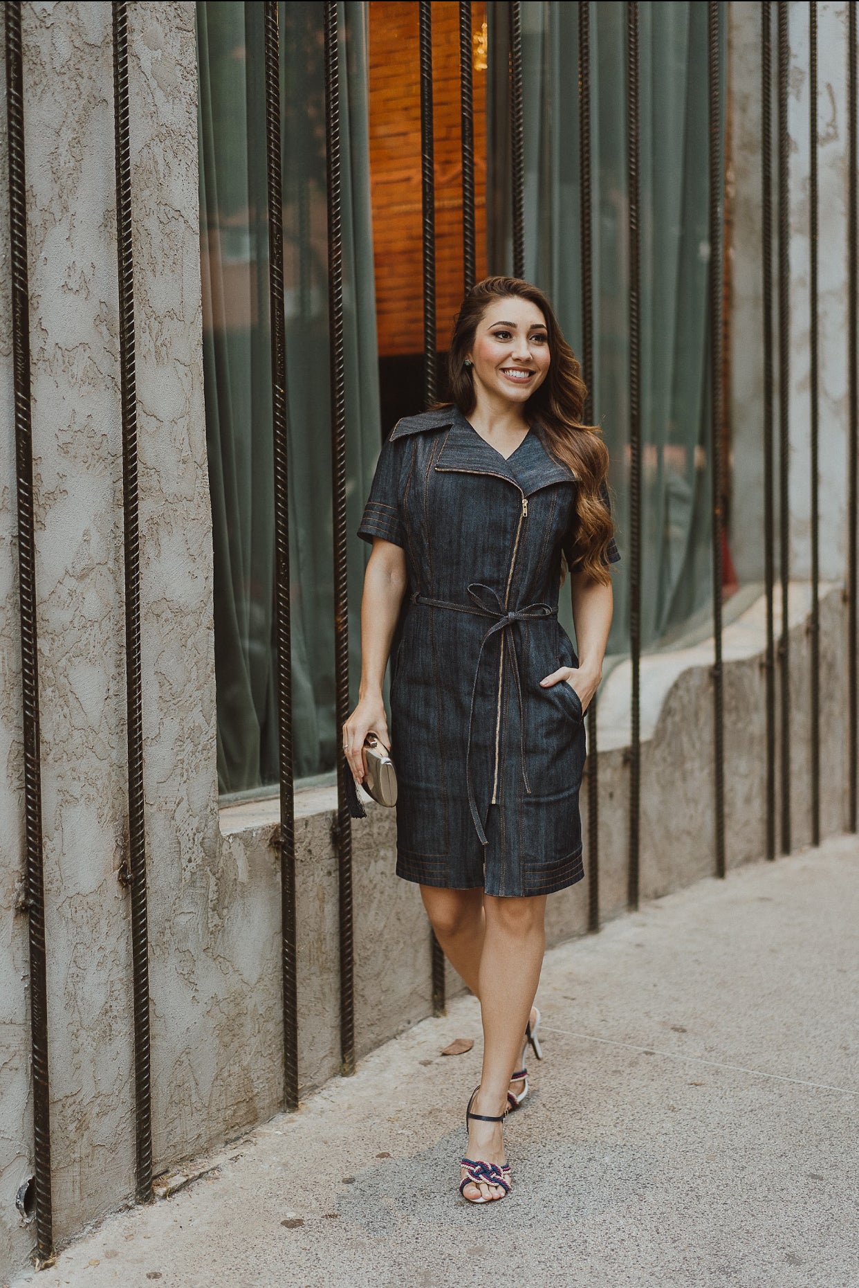 Vestido jeans midi com bolsos e elastano